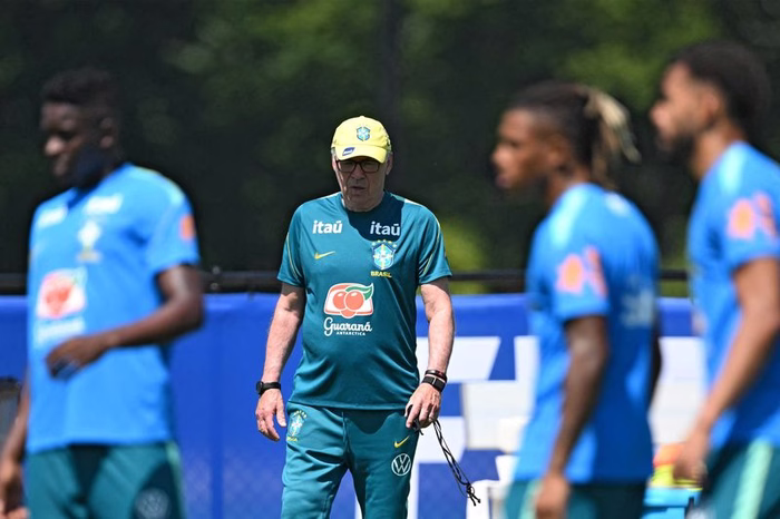 Escalação: Ancelotti faz testes e não define substituto de Paquetá