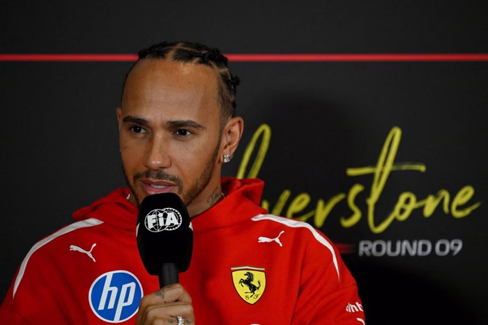 Chefe da Ferrari anuncia permanência de Lewis Hamilton para 2027