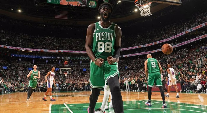 Queta mais quatro anos nos Celtics