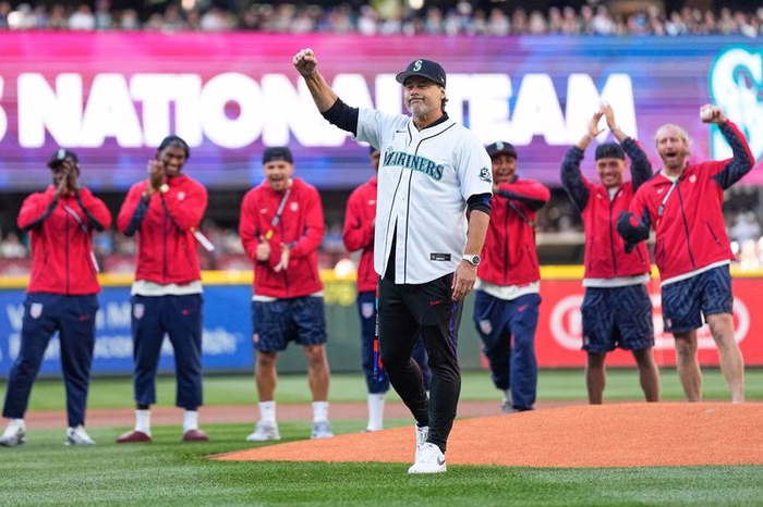 Técnico dos EUA participa de partida de beisebol e arrisca em jogada