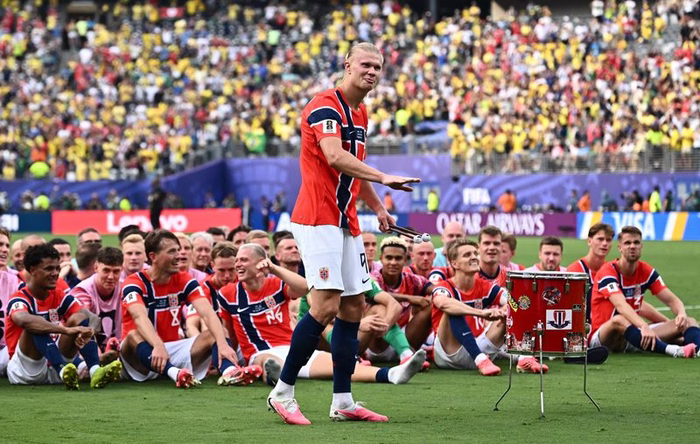 Jogadores da Noruega festejam vitória contra o Brasil com remada viking em Nova Jersey; vídeo