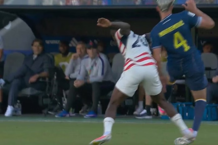 Así fue la polémica expulsión de Folarin Balogun ante Bosnia
