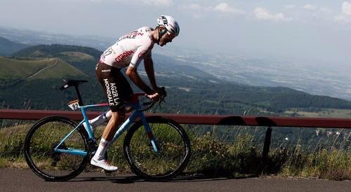 Tour. Clément Berthet é o primeiro desistente após queda aparatosa no `crono`
