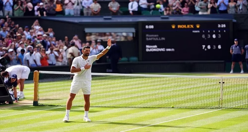 Wimbledon 2026 : une alerte, puis la main de fer de Novak Djokovic pour rallier les quarts