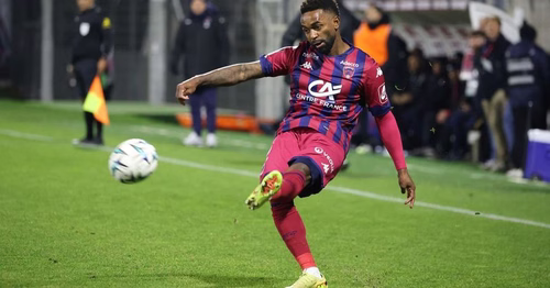 Ligue 2 : Vital Nsimba prolonge son contrat avec le Clermont Foot pour une saison