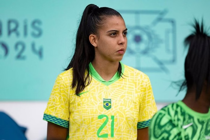 Lauren projeta Copa feminina e relembra trajetória até a Seleção