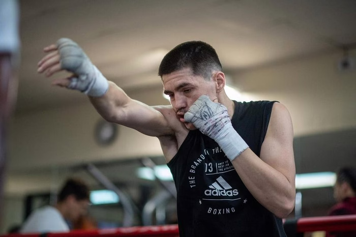 Campeão mundial de boxe, Patrick Teixeira dá aula para jovens em Sombrio e sonha com outro título