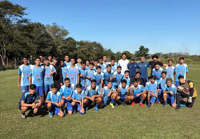 Perto de voltar ao Manchester City, Vitor Reis visita escolinha onde começou a jogar futebol