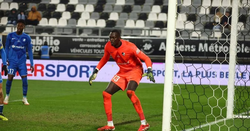Le gardien de but Mamadou Diop s'engage avec l'AJ Auxerre