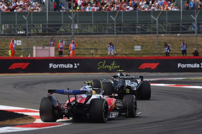 F1: Hamilton prevê punições para Antonelli e Russell em meio a problemas de confiabilidade da Mercedes