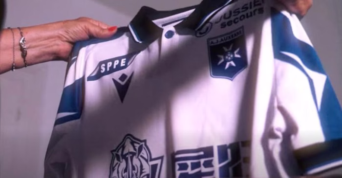 L'AJ Auxerre dévoile son nouveau maillot domicile pour la saison 2026