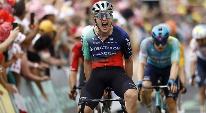 Olav Kooij estreia-se a vencer ao impor-se ao sprint na quinta etapa