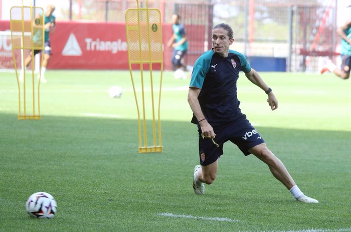 Filipe Luís "fica sem fôlego" em 1º treino no Monaco e arrisca falar francês na apresentação