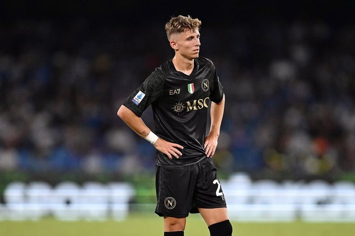 🧐 Napoli, occhio alle uscite: CONTATTI con lo Schalke 04 per Lindstrom! E il Frosinone su Hasa…