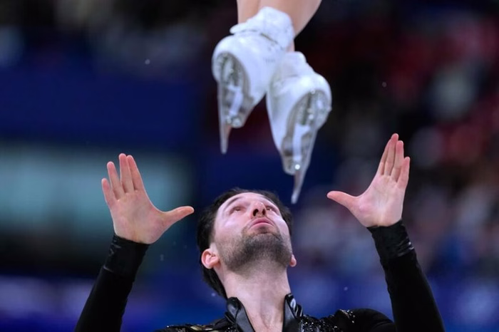 Pattinaggio artistico, termina la carriera di Maxime Deschamps. Stellato Dudek cerca un nuovo partner