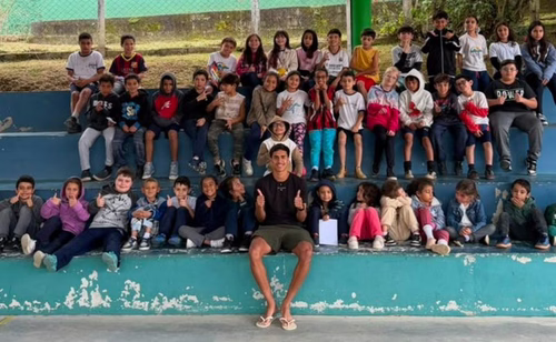 De férias no Brasil, Vitor Reis visita escola da zona rural de São José dos Campos