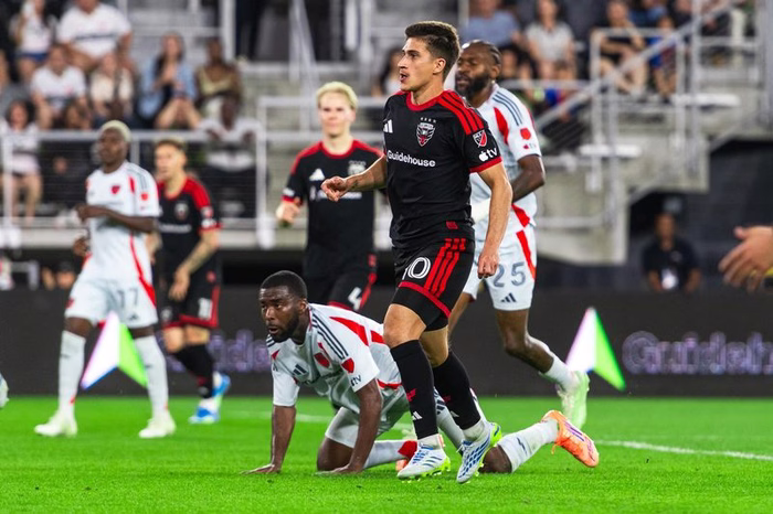 Ex-meia do Santos troca de clube na MLS após três temporadas