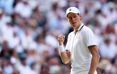 EN DIRECT Wimbledon : Sinner fonce vers la finale... Djokovic au pied d'une montagne... Suivez la demi-finale avec nous…