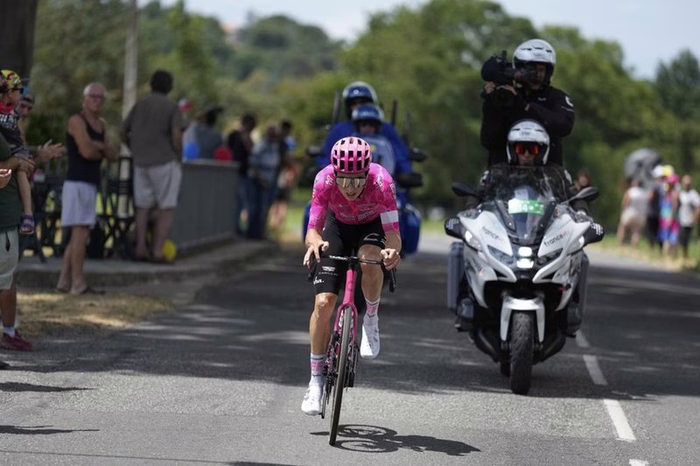 Giro d’Austria 2026, Neilson Powless vince la terza tappa. Mühlberger resta leader