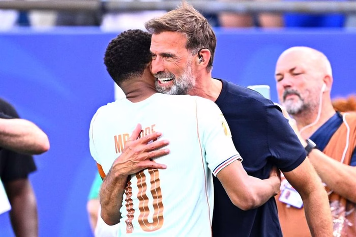 Jürgen Klopp relató el viaje en avión privado con Kylian Mbappé y su familia para convencerlo de jugar en Liverpool