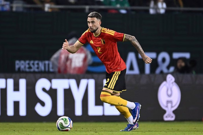 El belga Zeno Debast llegó al Mundial lesionado y se recuperó, pero su club no lo deja jugar contra España