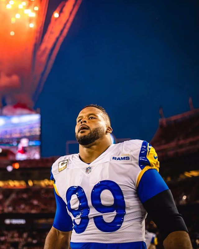 NFL: Aaron Donald é visto treinando nos Rams e eleva rumores por volta