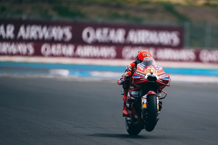 MotoGP, Marc Marquez ottiene la pole al Sachsenring davanti al fratello e Di Giannantonio. Caduta di Bezzecchi