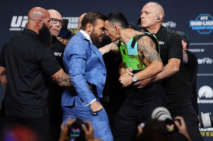 McGregor e Holloway se encaram antes da revanche: "Sou nuclear"