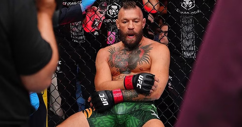 Así fue la lesión de Conor McGregor en la rodilla derecha ante Max Holloway