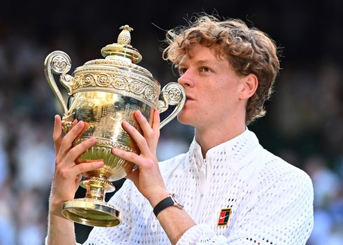 Sinner vira, marca 100ª vitória de Slam e chega ao bi em Wimbledon