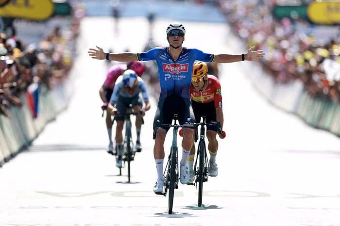 Late mechanical issue costs Tom Pidcock as Mathieu van der Poel surges to Tour de France stage nine victory
