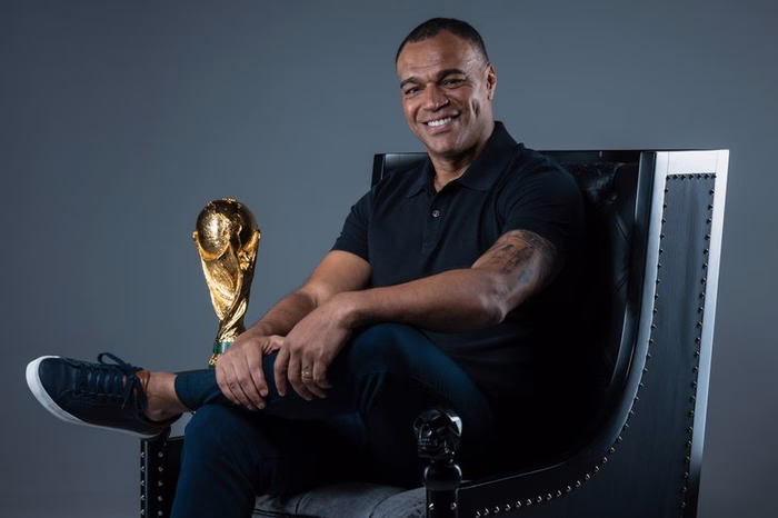 Denilson critica posts de jogadores da Seleção: "Mete a cara"