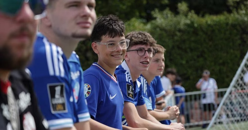 Football Recrues, supporters, dédicaces... Découvrez en images le premier entraînement public du Racing Club de Strasbourg