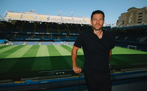 Xabi Alonso pede "fome de vitória" em primeira coletiva à frente do Chelsea