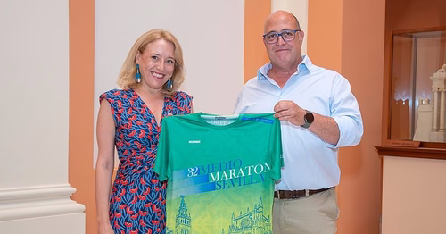 El Patio de los Naranjos, la Catedral y la Giralda, protagonistas de la camiseta oficial del Medio Maratón de Sevilla