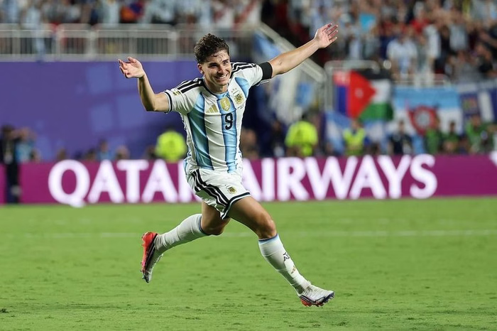 Barcelona apura al Atlético de Madrid por Julián Alvarez, y Arsenal se mete en la disputa por el pase