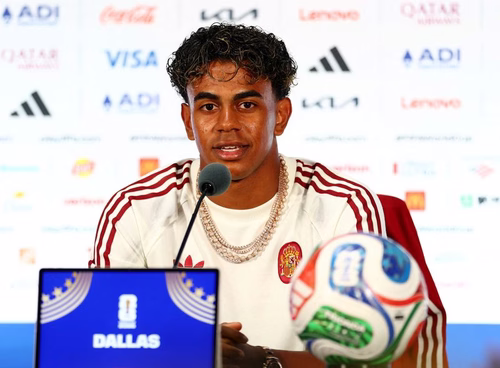 Lamine Yamal chama atenção em coletiva da Espanha por colares de diama