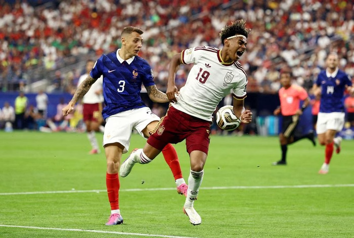Lateral que cometeu pênalti para a Espanha contra a França vai ao PSG