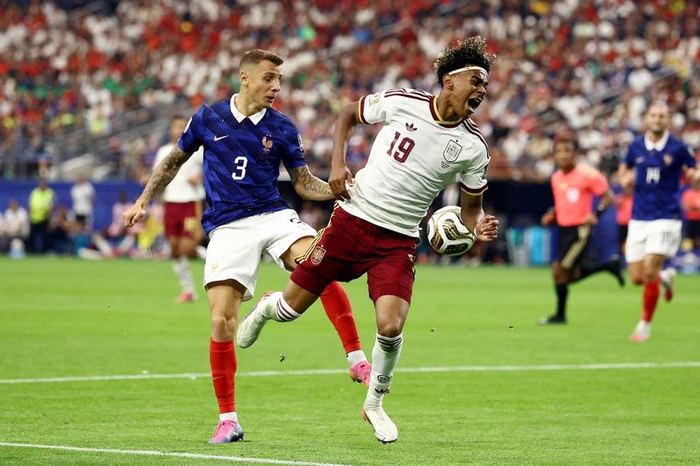 Did Lamine Yamal commit a handball as he won a penalty for Spain vs France?