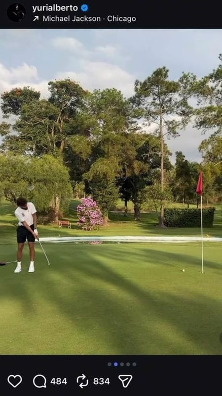 Yuri Alberto joga golfe em sua cidade natal; assista ao vídeo