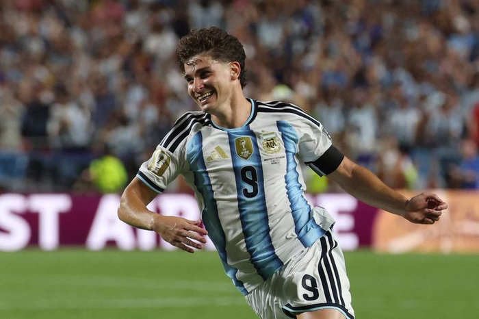 Barcelona e Arsenal duelam nos bastidores por Julian Álvarez