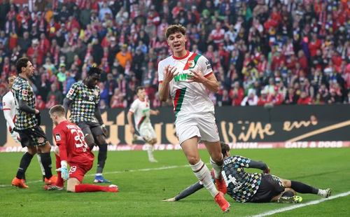 Augsburg verlangt 20 Millionen Euro für seinen Spieler – Interessenten stehen Schlange