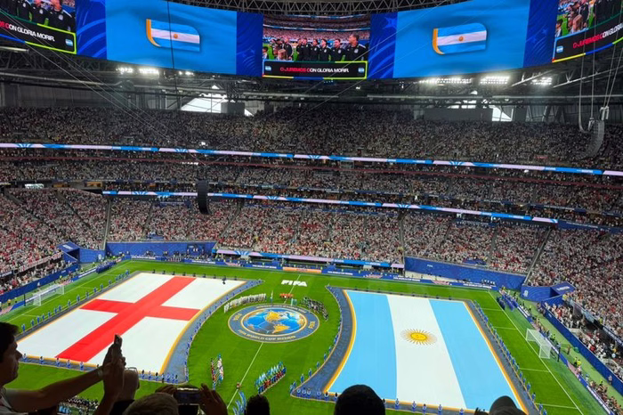 La afición argentina no respeta el himno de Inglaterra y el partido empieza caliente