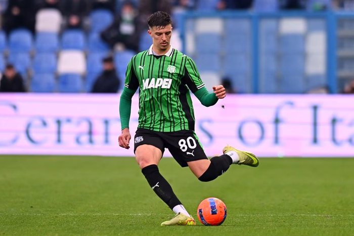 Leeds beating two Premier League rivals in race to sign World Cup breakout star