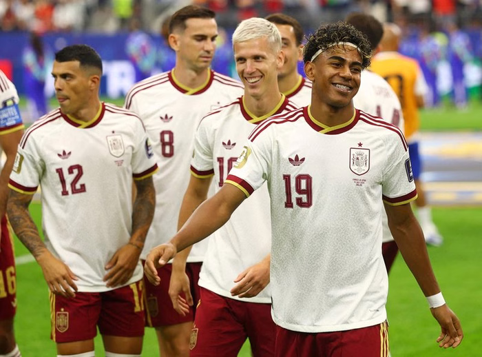 Lamine Yamal usa faixa com nova mensagem em jogo da Espanha; entenda o que significa