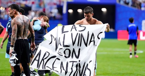 Lo Celso celebró el pase a la final del Mundial con un cartel con el lema 'Las Malvinas son argentinas'