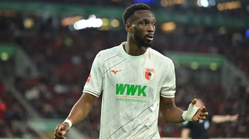 Bayern sagt ab: Dieser Augsburg-Star soll in die Premier League wechseln