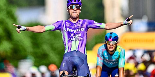 Ein Mini-Wheelie im Ziel: Mauro Schmid gewinnt die längste Etappe der Tour de France