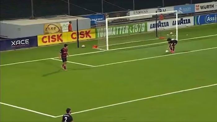 Brasileiro comete pênalti bizarro com a mão na Conference League