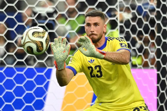 Cria do técnico, Simón supera falha tosca e vira sucessor de Casillas